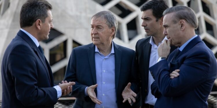 “Frente Renovador apoya Massa: cumbre clave.”