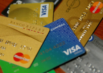 Alto costo financiero en tarjetas de crédito.