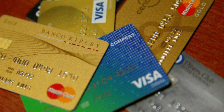 Alto costo financiero en tarjetas de crédito.