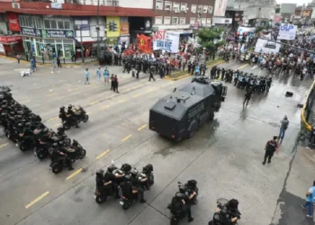 Cortes y protocolo antipiquete generan tensión en Puente Pueyrredón.