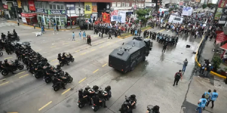 Cortes y protocolo antipiquete generan tensión en Puente Pueyrredón.