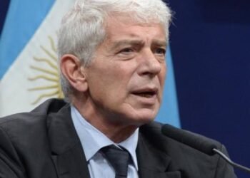 Cúneo Libarona: explosivo no político en su estudio.