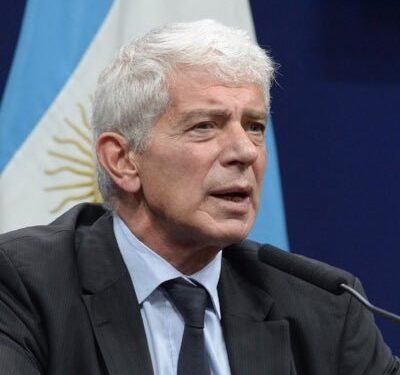 Cúneo Libarona: explosivo no político en su estudio.