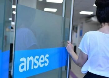 Familiares y militantes de LLA en ANSES Buenos Aires.