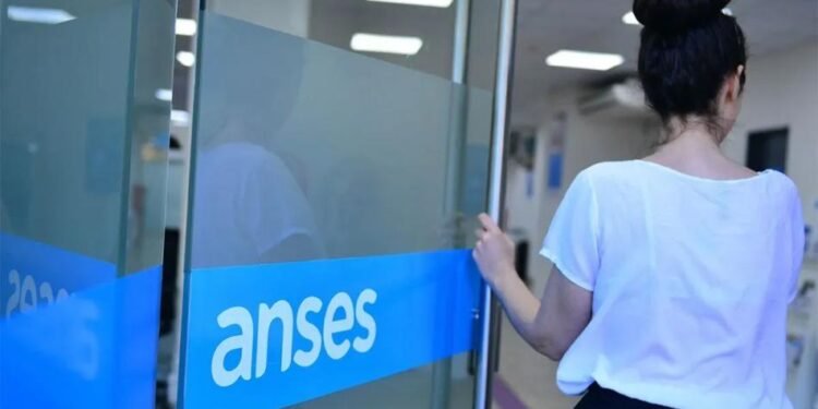 Familiares y militantes de LLA en ANSES Buenos Aires.