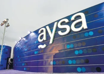 Gobierno habilita cortes en AYSA y reestructura marco regulatorio para privatizar.