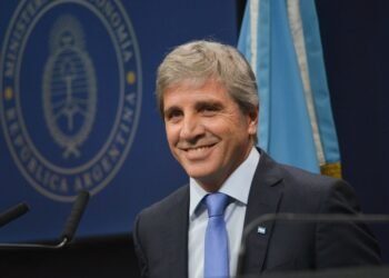 Minimiza Caputo suba del dólar: “Es una exageración”.