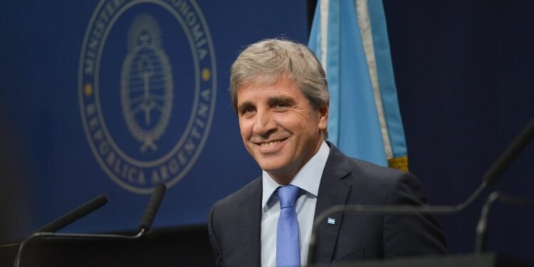 Minimiza Caputo suba del dólar: “Es una exageración”.