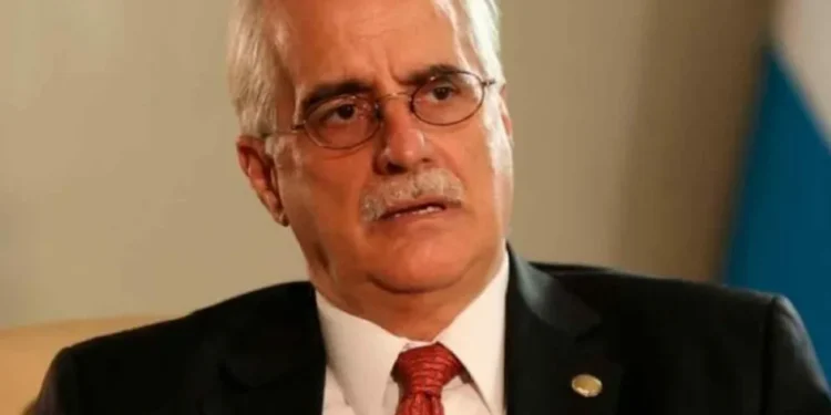 Milei, bajo fuego de Taiana por la democracia.