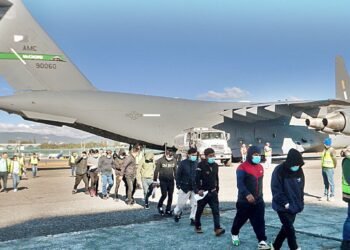 Ezeiza: Aterriza el primer vuelo de deportados.