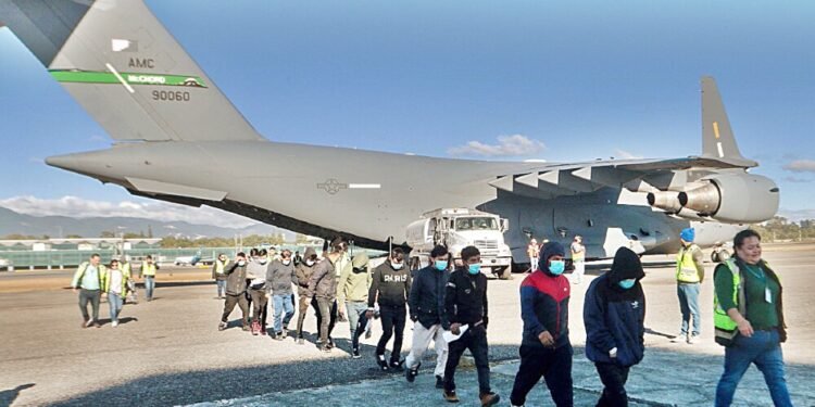 Ezeiza: Aterriza el primer vuelo de deportados.