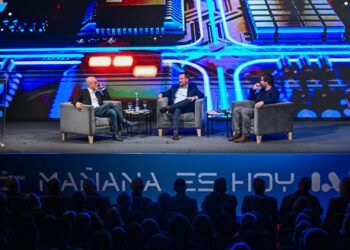 El intendente de Escobar, Ariel Sujarchuk, presentó su libro “Mañana es Hoy”