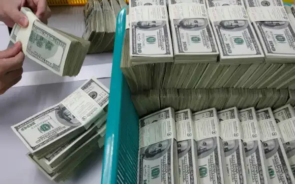 La calma llega al dólar: Oficial y mayorista bajan.