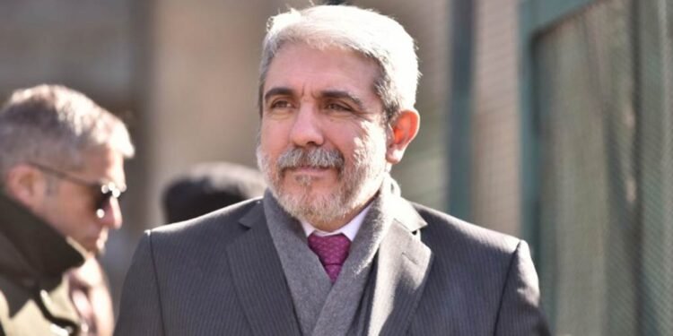 Milei beneficia a empresas, según la crítica de Aníbal Fernández.