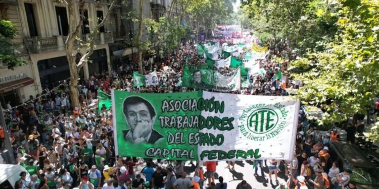 Paro masivo: 9 de cada 10 adhirieron, dice ATE.