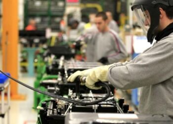 Industria en declive: El informe FIEL revela la mayor baja en 16 meses.