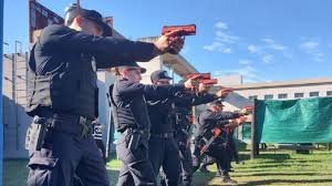 Escobar fortalece la seguridad con el uso de armas de baja letalidad