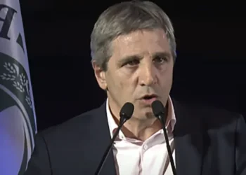 Análisis de Caputo y Reacciones de Economistas sobre la Situación Laboral