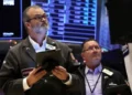 Acciones energéticas argentinas se destacan en Wall Street, mientras bancos y tecnológicas enfrentan caídas