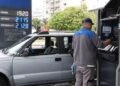 A pesar de la caída del petróleo, los precios de la nafta permanecen estables en Argentina