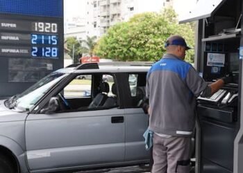 A pesar de la caída del petróleo, los precios de la nafta permanecen estables en Argentina