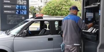 A pesar de la caída del petróleo, los precios de la nafta permanecen estables en Argentina