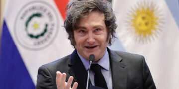 Milei critica a empresarios, periodistas y opositores durante homenaje a Adam Smith