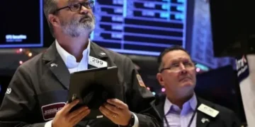 Acciones energéticas argentinas se destacan en Wall Street, mientras bancos y tecnológicas enfrentan caídas