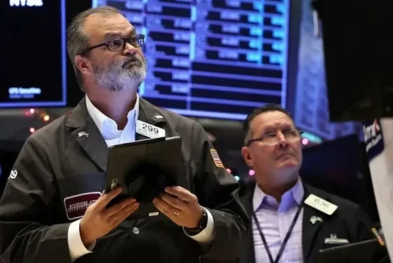 Acciones energéticas argentinas se destacan en Wall Street, mientras bancos y tecnológicas enfrentan caídas