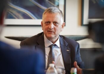 Transformación Cultural en YPF: Marín Aboga por la Productividad y la Exportación Global