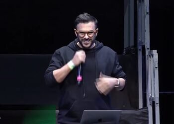 Los estudiantes abuchean al CEO de Cocos durante evento de emprendedores en el Movistar Arena