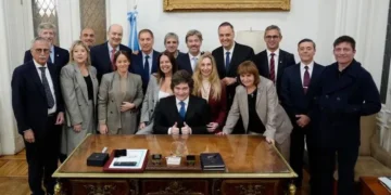 Milei desmiente cambios en el gabinete y redobla su ataque contra el periodismo