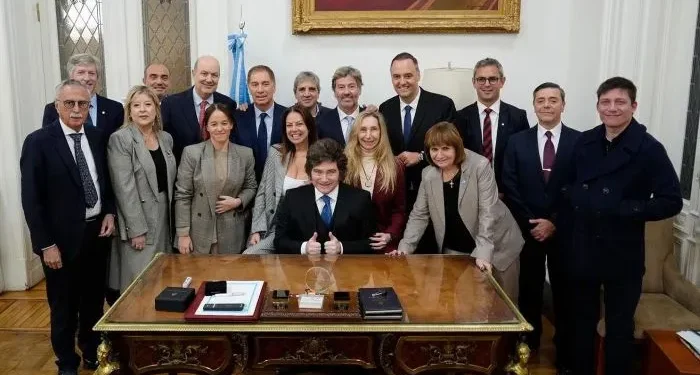 Milei desmiente cambios en el gabinete y redobla su ataque contra el periodismo