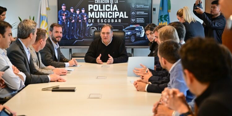 Intendentes se reunieron con el ministro de Seguridad bonaerense: buscan impulsar un proyecto de ley para crear policías municipales