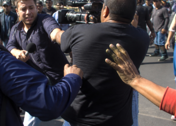 Momento de tensión en un móvil de televisión: robo y forcejeo en Constitución