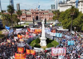 Modificaciones en los servicios públicos por el feriado del 25 de Mayo en Buenos Aires