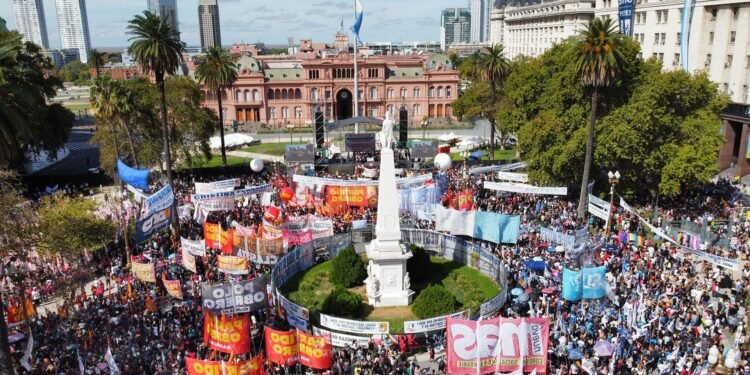 Modificaciones en los servicios públicos por el feriado del 25 de Mayo en Buenos Aires