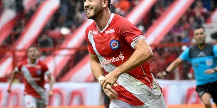 Argentinos Juniors avanza a semifinales tras vencer a Huracán con gol de Molina