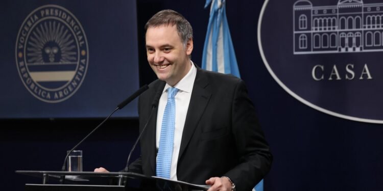 Manuel Adorni considera ofrecer una conferencia de prensa este viernes ante la presión por su declaración jurada