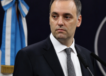 El fiscal analiza los ingresos de Manuel Adorni desde 2002 y la controversia por la herencia paterna