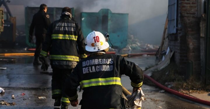 Incendio en San Cristóbal a raíz de la explosión de una estufa por una posible fuga de gas