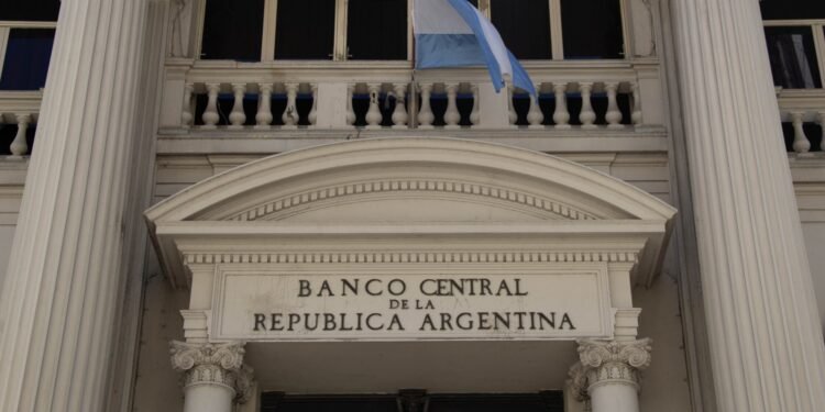 El Banco Central alcanzó casi USD 2.600 millones en compras de divisas en mayo, acercándose a un objetivo clave
