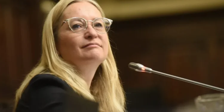 La vicegobernadora de Mendoza intensifica sus mensajes contra Francia tras la carta del gobernador