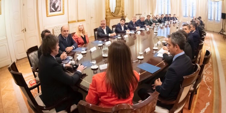 Milei se desplaza a Tucumán y reúne a gobernadores para discutir la reforma electoral