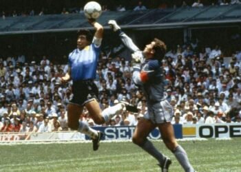 Del mito de la Mano de Dios al gol fantasma de Hurst: cómo el VAR habría cambiado diez momentos históricos de los Mundiales