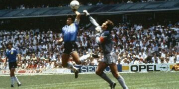 Del mito de la Mano de Dios al gol fantasma de Hurst: cómo el VAR habría cambiado diez momentos históricos de los Mundiales