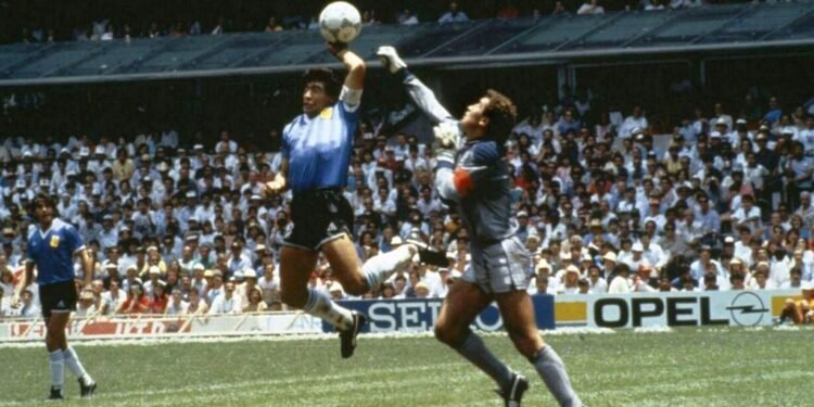 Del mito de la Mano de Dios al gol fantasma de Hurst: cómo el VAR habría cambiado diez momentos históricos de los Mundiales
