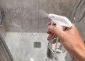 Aplicar vinagre en el desagüe de la ducha: beneficios y cómo hacerlo