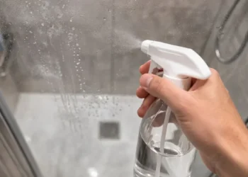 Aplicar vinagre en el desagüe de la ducha: beneficios y cómo hacerlo