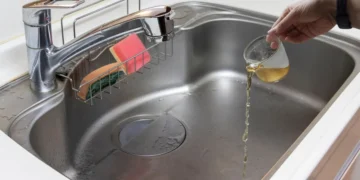 La importancia de limpiar el desagüe de la bacha con vinagre